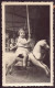 PHOTO D UNE FILLETTE SUR UN CHEVAL DE MANEGE 7 X 11 CM - Personnes Anonymes