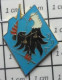 711E Pin's Pins / Beau Et Rare / ANIMAUX / AIGLE NOIR A TETE BLANCHE TENANT UNE EPEE BDF - Animali