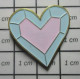 711E Pin's Pins / Beau Et Rare / AUTRES / COEUR ROSE ET BLANC - Autres & Non Classés