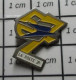 711E Pin's Pins / Beau Et Rare / POSTES / LA POSTE 57 MOSELLE OISEAU BLEU - Mail Services