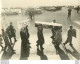 MANIFESTATION A LONDRES POUR LE BOMBARDIER NUCLEAIRE TSR-2  01/1965  PHOTO KEYSTONE FORMAT 24 X 18 CM - Guerre, Militaire