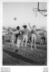 MATCH DE BASKETBALL BASKET LES ABRETS ISERE PHOTO ORIGINALE  12 X 8 CM CACHET PHOTOGRAPHE AU VERSO - Sporten