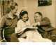 LE ROMANCIER ANGLAIS LAWRENCE DURREL EN FAMILLE EN 1961 PHOTO KEYSTONE 24 X 18 CM - Famous People