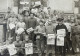 Photo Carte Soldats Avec Newspaper Match - Casernes