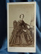 Photo CDV Persus à Paris - Femme, Robe à Crinoline, Châle En Dentelle, Second Empire, Ca 1860 L680A - Anciennes (Av. 1900)