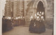 PLOUGASTEL 1912 - Photo Originale D'un Groupe De Jeunes Mariés En Costumes Traditionnels Entrant à L'église - Places