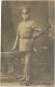 Foto  Mann Posiert In Uniform 1916 - Personnages