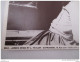PHOTO DU FILM   GEANT  JAMES DEAN ET LYZ TAYLOR  39cm X 29  BON ETAT - Affiches