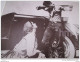 PHOTO DU FILM   GEANT  JAMES DEAN ET LYZ TAYLOR  39cm X 29  BON ETAT - Plakate