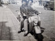 PHOTO BELGIQUE (M2409) COXYDE KOKSIJDE (5 Vues) 2 Jeunes Filles Sur Une Vespa Ou Similaire 1952 - Europe