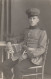 AK Foto Deutscher Soldat Mit Schirmkappe Abzeichen Säbel - 1. WK (69544) - Guerre 1914-18