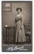 Fotografie Felix Osswald, Leutkirch, Portrait Dunkelhaarige Schönheit Im Prachtvoll Bestickten Kleid  - Anonymous Persons