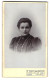 Fotografie E. Ostenkötter, Hirschfelde, Zittauerstr., Portrait Dunkelhaarige Schönheit Mit Brosche Und Halsschmuck  - Anonymous Persons