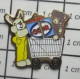 712c Pin's Pins / Beau Et Rare : JEUX / JOUETS LAPIN ET OURS EN PELUCHE CHARIOT CADDIE MAGASIN CORA Pas Vaucaire - Sonstige & Ohne Zuordnung