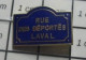 811B Pin's Pins / Beau Et Rare / VILLES / RUE DES DEPORTES LAVAL PLAQUE - Città