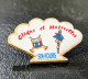 M Pins Pin's Six-Fours Clique Et Majorettes Du Reveil Six-fournais Twirling Toulon Groupe Musical Tres Bon Etat Taille : - Altri & Non Classificati