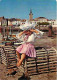 Folklore - Costumes - Vendée - Les Sables D'Olonne - Petite Sablaise En Costume - Au Fond La Chaume - CPM - Voir Scans R - Costumes