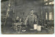 Carte Photo à Localiser - Homme Dans Son Atelier (laboratoire) - A Identificar