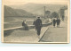 Carte Photo - Photo De Personne Marchant Sur La Route Près D'un Pont Suspendu - Bridges