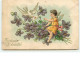 Carte Gaufrée - Souvenir D'Amitié - Ange Assis Dans Des Fleurs Avec Une Colombe Apportant Une Lettre - Other & Unclassified
