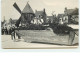 Enfants Dans Un Char Décoré Avec Un Moulin - Les Hirondelles - To Identify