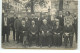 Carte Photo à Localiser - Groupe D'hommes Et De Femmes Devant Une Statue - A Identifier