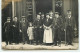 Carte Photo - Cafés - Hommes, Une Femme Et Une Fillette Devant Un Café - Cafés