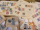 Delcampe - Boite De 1480 Grammes DE TIMBRES DIVERS PAYS ANCIENS ET SEMI-MODERNE Tous Etats+ CP + Images Pieuses - Vrac (min 1000 Timbres)