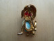 Broc-079 Broche Représentant Un Chien Assis Métal Doré,oreilles Tombantes,yeux Rouges, Ventre Bleu - Spille