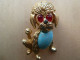 Broc-079 Broche Représentant Un Chien Assis Métal Doré,oreilles Tombantes,yeux Rouges, Ventre Bleu - Broches