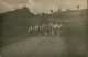Gruppenfotos - Wandergruppe Mit Kapelle Im Hintergrund 1919 Privatfoto - Unclassified