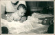 Foto  Baby Wird Von Mutter Gewickelt 1960 Privatfoto - Portraits