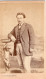 Photo CDV D'un Homme  élégant Posant Dans Un Studio Photo Au Mans - Old (before 1900)