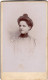 Photo CDV D'une Jeune Fille  élégante Posant Dans Un Studio Photo A Lyon - Antiche (ante 1900)