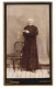 Fotografie S. Soenning, Lauingen, Portrait älterer Pastor Im Talar Mit Bibel In Der Hand, Lehnt An Einer Wand  - Célébrités