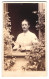 Fotografie Unbekannter Fotograf Und Ort, Portrait Junge Frau In Weisser Bluse Am Offenen Fenster  - Antiche (ante 1900)
