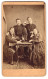 Fotografie Lud. Lorenz, Jaromer, Portrait Soldaten Auf Heimatuarlaub Beim Weintrinken Mit Familie Im Atelier  - Guerre, Militaire