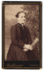Fotografie Albert Winsauer, Dornbirn, Eisengasse 9, Junge Dame Im Kleid Mit Kreuzkette Und Fächer  - Anonyme Personen