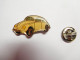 Beau Pin's , Auto VW Volkswagen Coccinelle , Blanche Sur Fond Argent Lisse ,  époxy , Dimensions : 15X25 Mm - Volkswagen