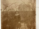 Photo  Snapshot 1900 BOURDON-LANCY Petite Fille Dans Le Jardin, Elle Tient Des Branches D’arbres Au Milieu Milieu Arbre - Anonymous Persons