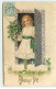 Carte Gaufrée - Bonne Fête - Jeune Fille Ouvrant Une Porte Fleurie, Tenant Un Bouquet De Fleurs - Other & Unclassified