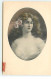 M.M. Vienne N°352 - Portrait D'une Femme Avec Des Fleurs Dans Les Cheveux Dans Un Médaillon - Autres & Non Classés