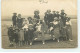 Carte Photo à Localiser - Groupe Sur Une Plage, Certains Assis Dans Une Barque - Da Identificare