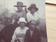 Photo Snapshot 1900 BOURDON-LANCY Femme, Assise Devant Leur Maison, Avec Des Chapeaux - Anonieme Personen