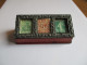 BOITE A TIMBRES ANCIENNE EN PAPIER MACHE ET ETAIN AVEC VRAIS TIMBRES ANCIENS SUR LE COUVERCLE RARE MODELE ! - Contenitore Per Francobolli