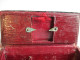 Delcampe - BOITE A TIMBRES ANCIENNE EN PAPIER MACHE ET ETAIN AVEC VRAIS TIMBRES ANCIENS SUR LE COUVERCLE RARE MODELE ! - Contenitore Per Francobolli