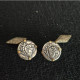 Représentation De Monnaie Antique En Boutons De Manchettes Métal Anciens Copie Pièce Ancienne Grec Grèce Marqué Athènes - Cuff Links & Studs
