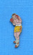 1 PIN'S //  ** BOXEUR / SHORT JAUNE ** - Boxing