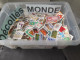 MONDE  , BAC À TIMBRES 225 G , DÉCOLLÉS, ANCIENS + MODERNES, TOUS FORMATS MINIMUM 3000 TIMBRES - Vrac (min 1000 Timbres)
