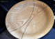 Plat Rond En Bois Avec Incrustation D'un Autre Bois (très Bel Effet) - Schalen Und Tabletts